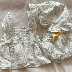 Adorable Baby Outfit with Bonnet